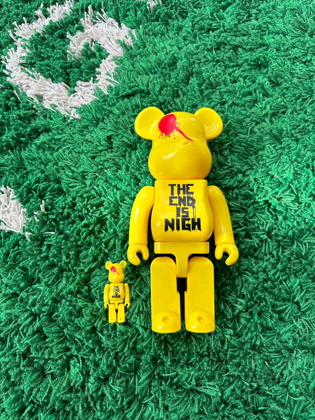 BearBrick “Watchmen The End is Nigh” 400% + 100% Set - product view 1