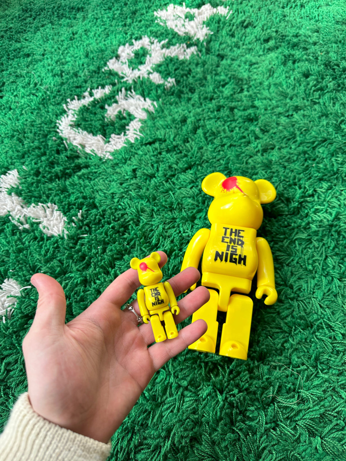 BearBrick “Watchmen The End is Nigh” 400% + 100% Set - product view 4