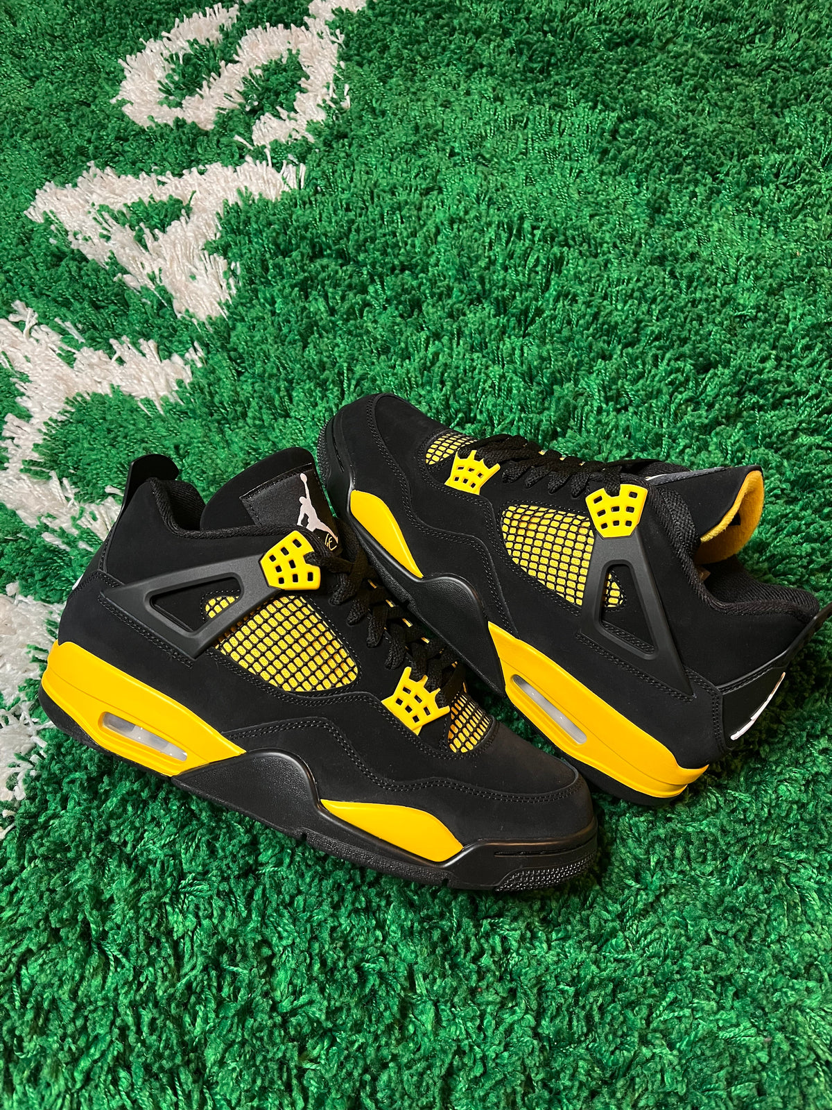 Jordan 4 “Thunder” - product view 2